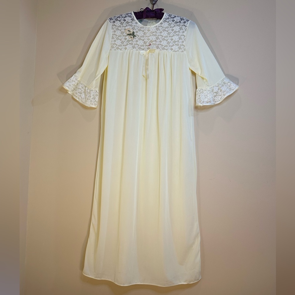 VTG 1960s-70s Pale Yellow 100% Nylon Tricot Back Button Nightgown J.P. Stevens S